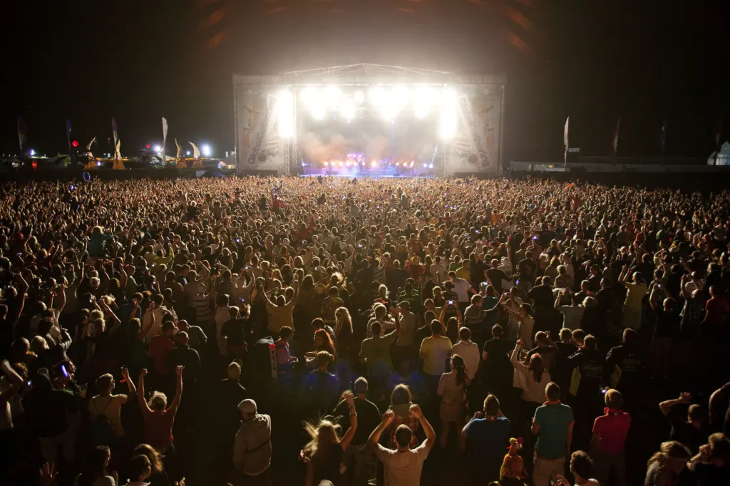 Faithless performing at Global Gathering 2010